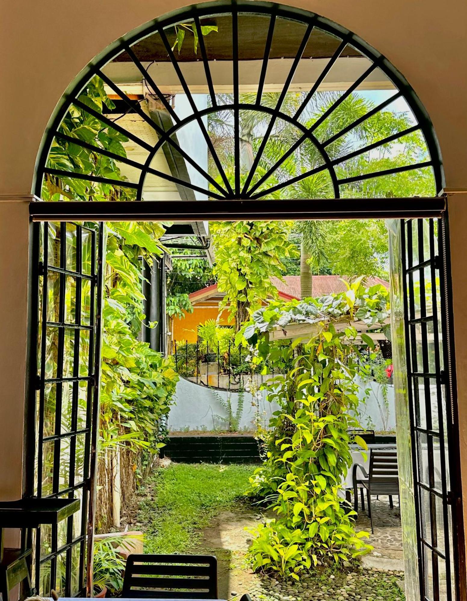 Fernando'S Hotel Sorsogon Экстерьер фото